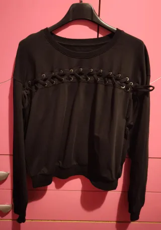 Maglia nera con lacci decorativi