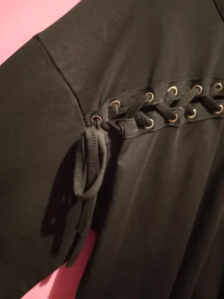 Maglia nera con lacci decorativi