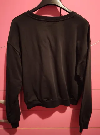 Maglia nera con lacci decorativi