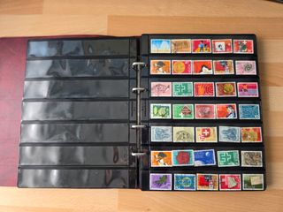 Álbum de sellos España + Suiza aprox. 400 sellos