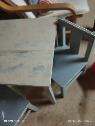 Mesa y 2 sillas para niños