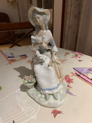 Figura Lladró Dama con Palomas