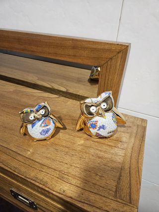 Figuras búhos dorados mosaico