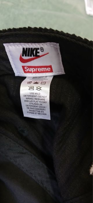 Gorra Supreme X Nike Negra Corduroy