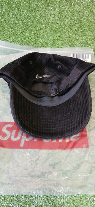 Gorra Supreme X Nike Negra Corduroy