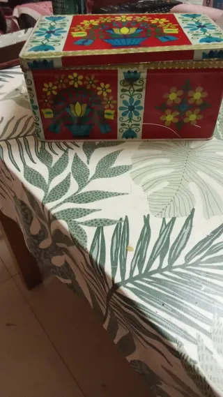 Caja Metálica Dorada Antigua y varios..objetos VER