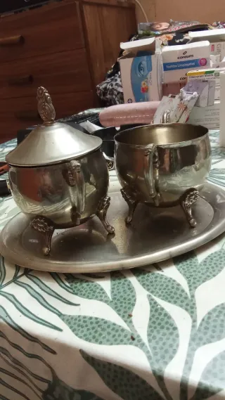 Caja Metálica Dorada Antigua y varios..objetos VER