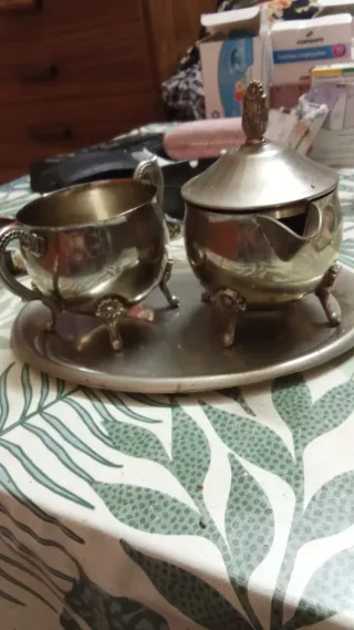 Caja Metálica Dorada Antigua y varios..objetos VER