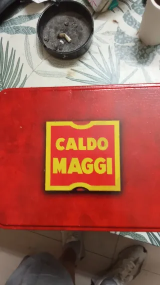Caja Metálica Dorada Antigua y varios..objetos VER
