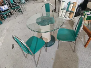 Mesa cristal redonda con 3 sillas verdes