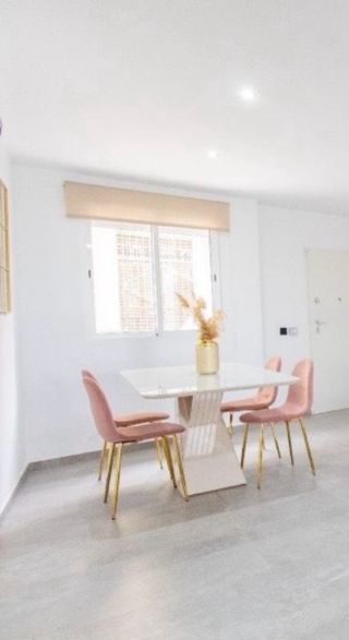 Mesa y 4 Sillas Terciopelo Rosa y Metal Dorado