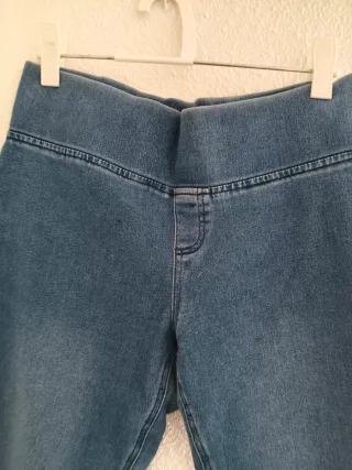 Pantalón vaquero mujer azul claro.