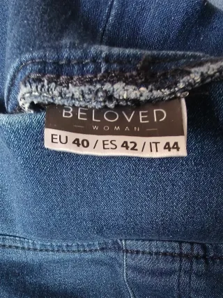 Pantalón vaquero mujer azul claro.