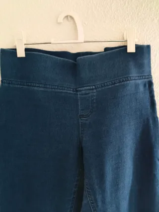 Pantalón vaquero mujer azul claro.