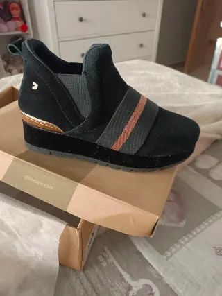 Botines Gioseppo negros con detalles dorados