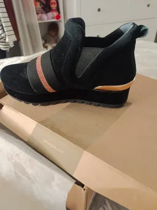 Botines Gioseppo negros con detalles dorados