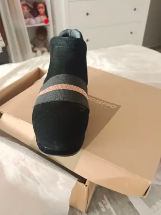 Botines Gioseppo negros con detalles dorados