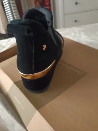 Botines Gioseppo negros con detalles dorados