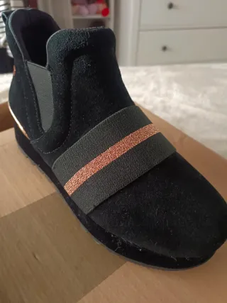 Botines Gioseppo negros con detalles dorados