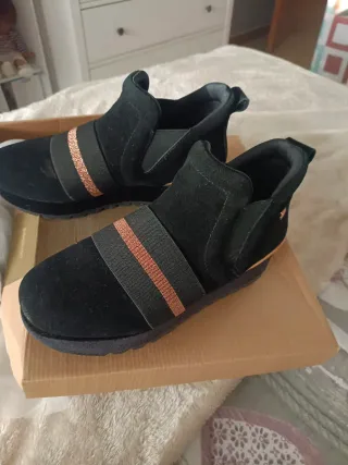 Botines Gioseppo negros con detalles dorados