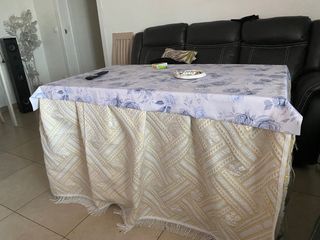 Mesa de centro con mantel floral