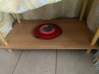 Mesa de centro con mantel floral