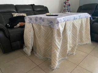 Mesa de centro con mantel floral