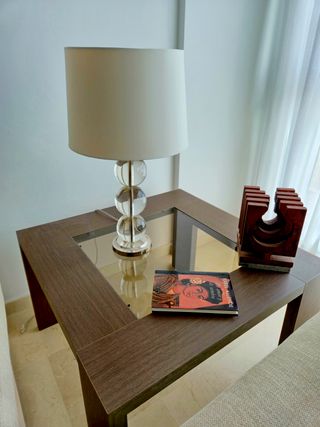 Lámpara de mesa cristal trasparente.