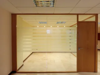 Mampara de cristal para oficina