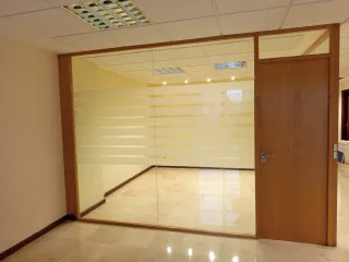 Mampara de cristal para oficina