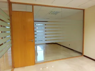 Mampara de cristal para oficina