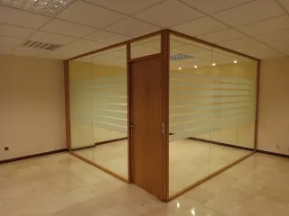 Mampara de cristal para oficina