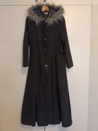 Abrigo largo con capucha