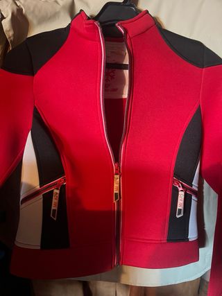 Preciosa chaqueta mujer M tipo neopreno entallada