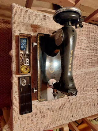 Máquina de coser ALFA antigua