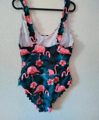 Bañador flamenco y flores tropicales