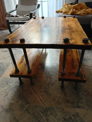 Mesa de madera y metal