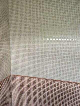 Azulejos Mosaico Baño Rojo Alicante y Crema Marfi