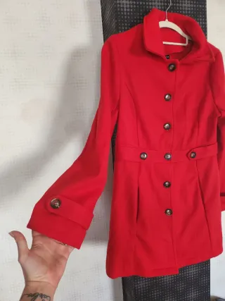 Abrigo rojo mujer