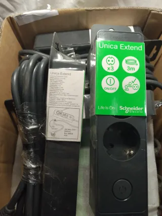 Regleta Schneider Unica Extend 3 enchufes por 23 u