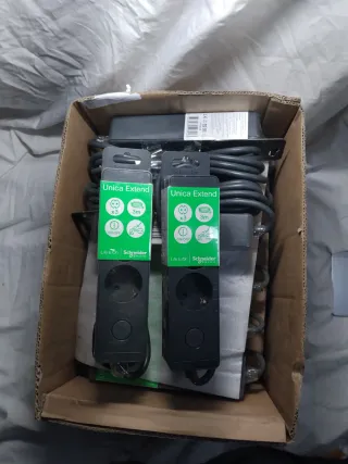 Regleta Schneider Unica Extend 3 enchufes por 23 u
