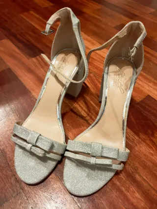 Sandalias tacón medio plata lazitos