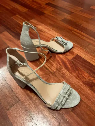 Sandalias tacón medio plata lazitos