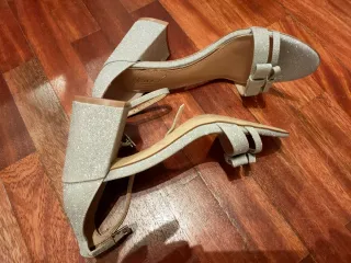 Sandalias tacón medio plata lazitos