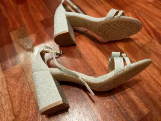 Sandalias tacón medio plata lazitos