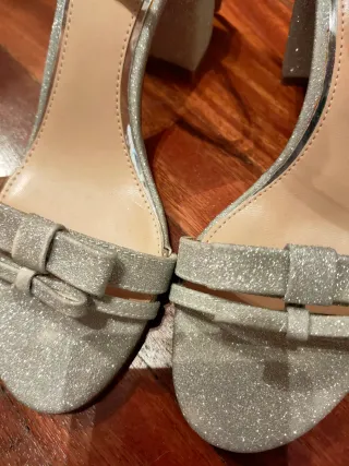 Sandalias tacón medio plata lazitos