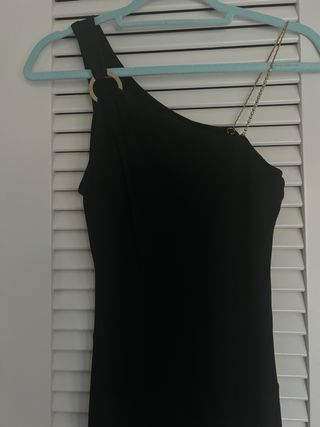Vestido negro asimétrico con cadena