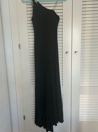 Vestido negro asimétrico con cadena