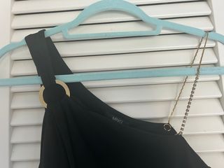 Vestido negro asimétrico con cadena