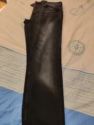 Vaqueros oscuro desgastados